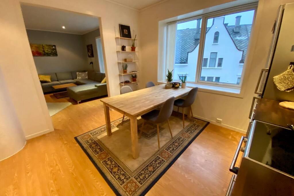 Nice And Central Apartment In Quiet Area Ålesund Exteriör bild